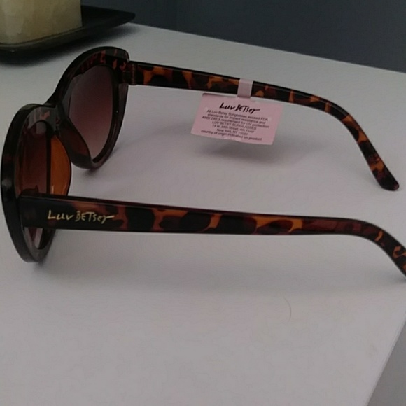 ❎SOLD❎NWT💋Betsey Johnson Sunglasses. - Picture 2 of 6